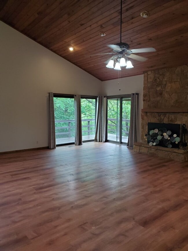 Building Photo - Secluded luxury cabin in woods with private lake! Great Central location between Topeka & Lawrenc...