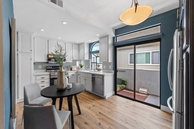 Building Photo - Charming 2 Bedroom 2 Bath In Beautiful Hil...