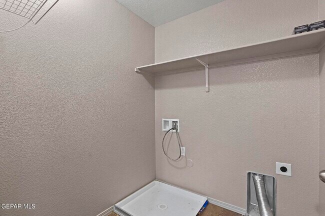 Building Photo - 5028 Silver Ranch Ave