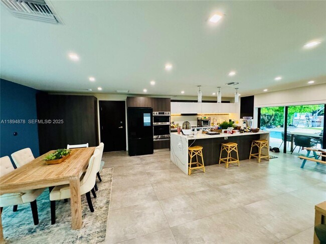 Building Photo - 2305 Magnolia Dr