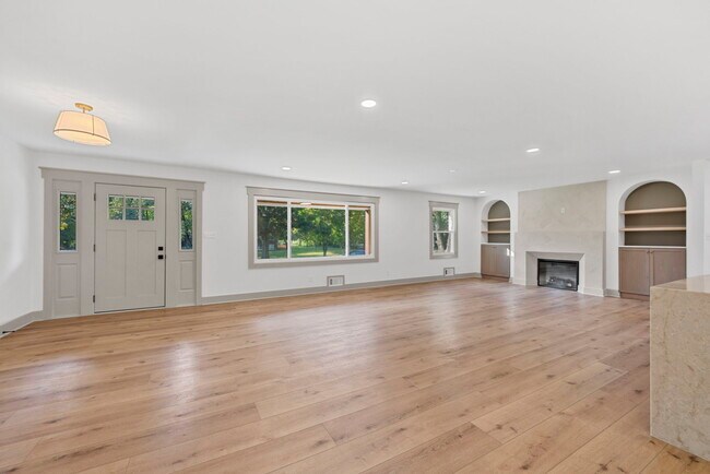 Building Photo - 460 Hilltop Trail