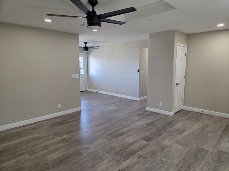 Building Photo - 2751 N Indian Wells Dr