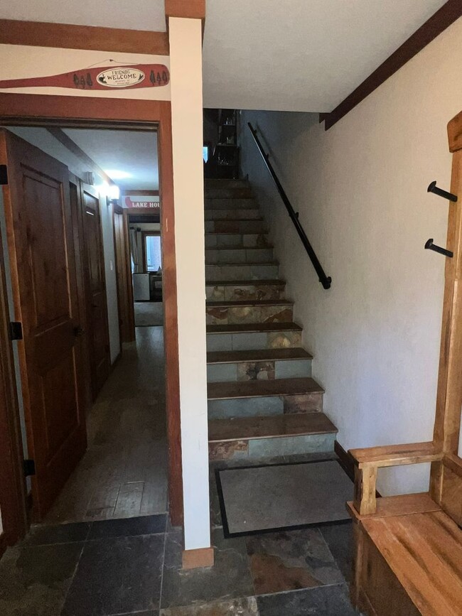 Building Photo - Nicely Remodeled Fully Furnished Condo