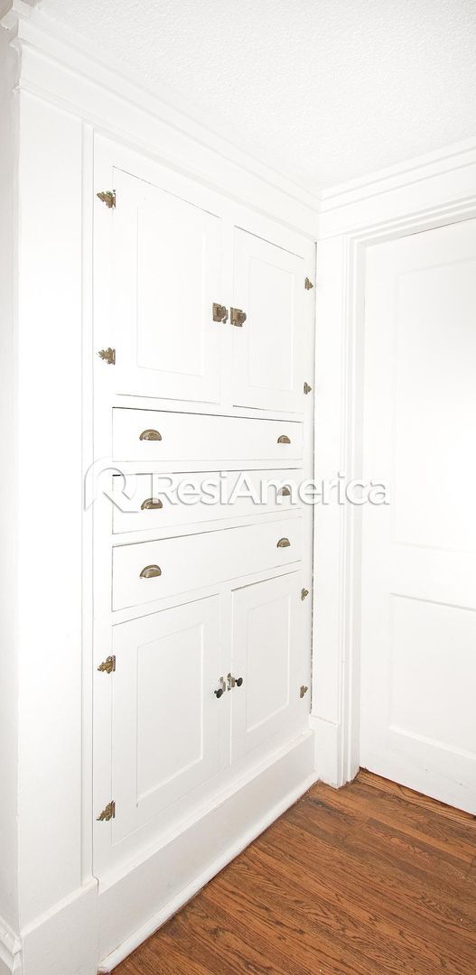 Building Photo - Beautiful 3/3 Craftsman in a Great Midtown Location!