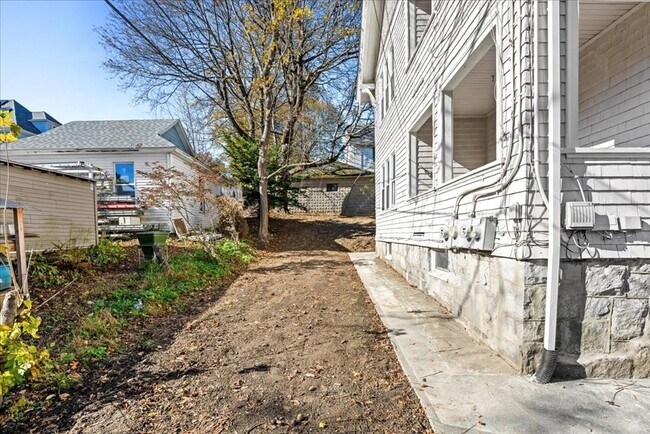 Building Photo - 15 Clearview Ave