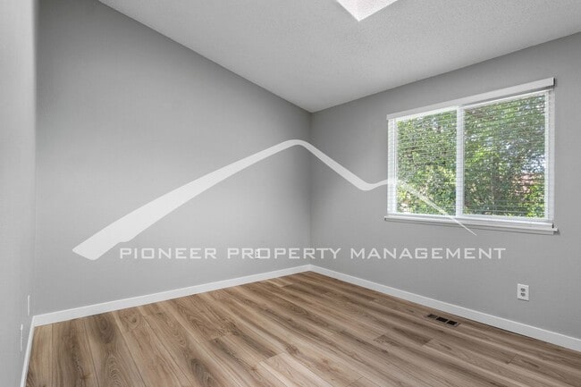 Building Photo - Renovated 3-Level 2BR Townhouse w/ Garage ...