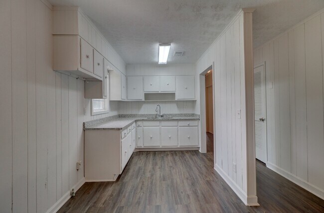 Building Photo - 1305 Cochise Cir