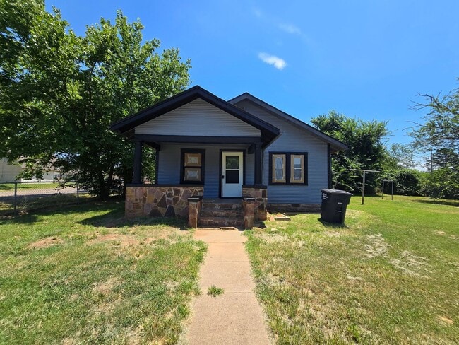 Building Photo - 617 N Bonita Ave