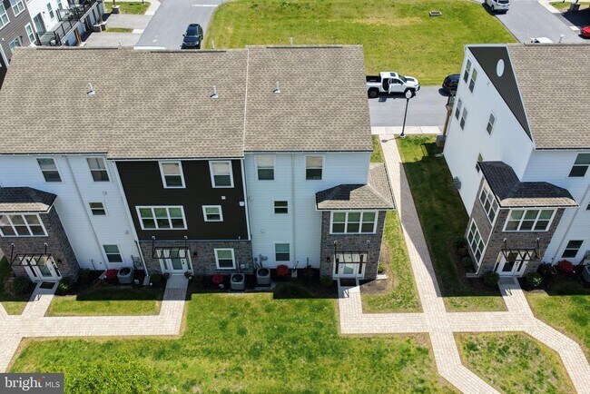 Building Photo - 121 High Pointe Dr