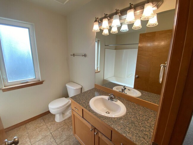 Building Photo - Nice 3 Bed, 2 Bath Home!