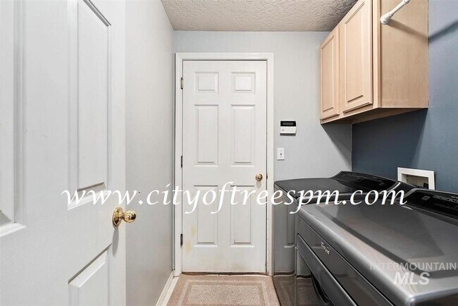 Building Photo - Fantastic 4 bed 2 Bath, 3 Car Garage with ...