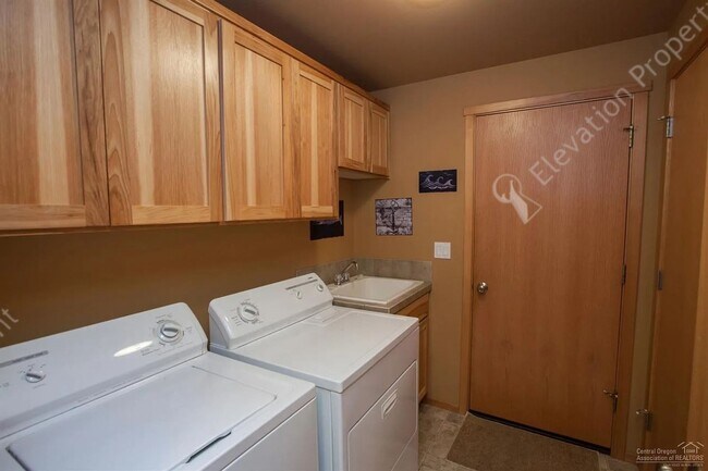 Building Photo - * Coming soon- Unfurnished * 3BR - 2BA Sin...