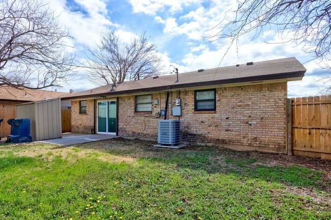 Building Photo - This Cute and Cozy 4 Bed, 2 Bath Home is Available now!!