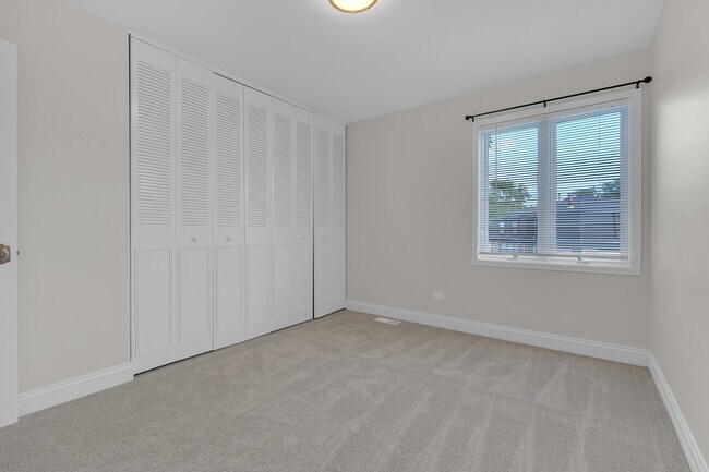 Building Photo - 608 W Inverrary Ln