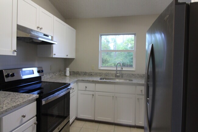 Building Photo - 23 Richelieu Ln