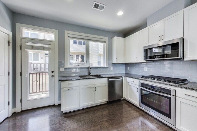 Building Photo - Stunning 3BD/3.5BA luxury 4-level townhouse in Great Location!