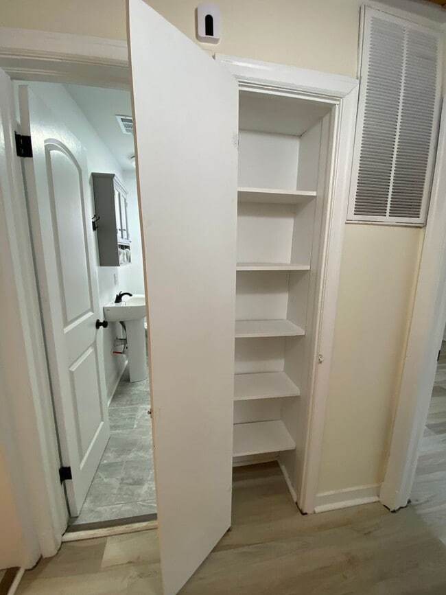 Building Photo - Recently Updated Two Bedroom Home Minutes From Downtown