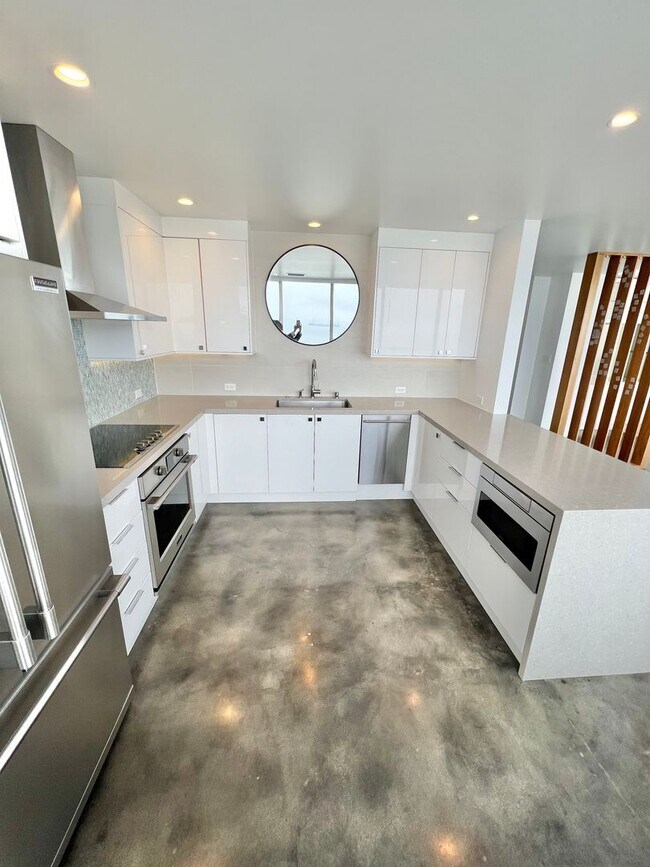 Building Photo - Private 16th-Floor Oceanview Residence with Belmont Pier Views