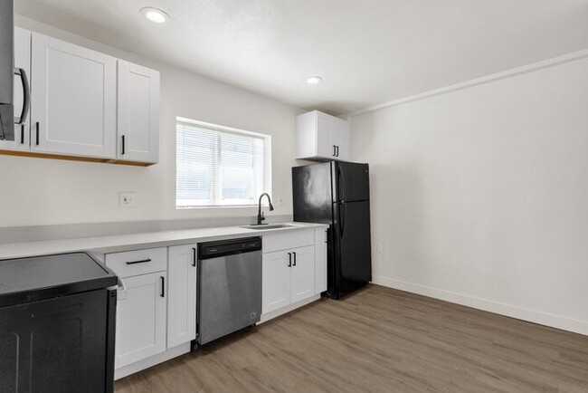 Building Photo - Brand new 3 bedroom renovation next to His...