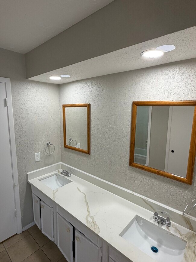 Building Photo - 6423 S Briar Bayou Dr