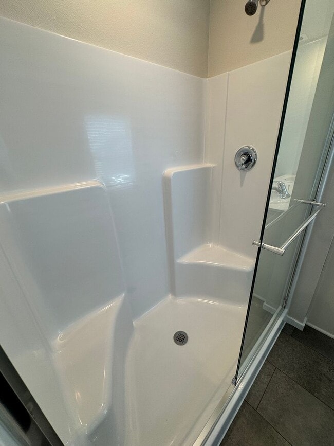 Building Photo - 5 bedroom House in Northeast Salem!