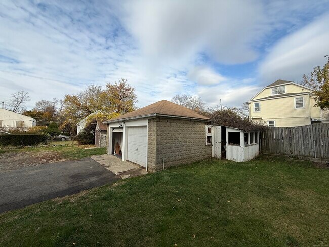 Building Photo - 174 Brentwood Ave