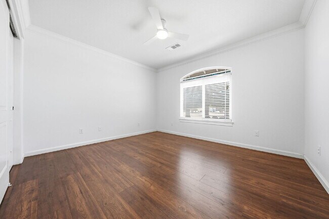 Building Photo - Very clean move in ready dog friendly