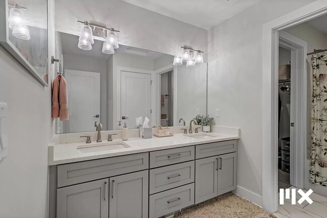 Building Photo - 627 Fairview Ave NE