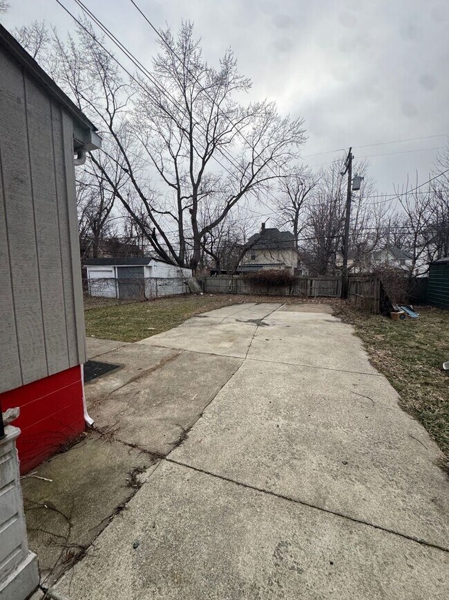 Building Photo - 692 E 128th St