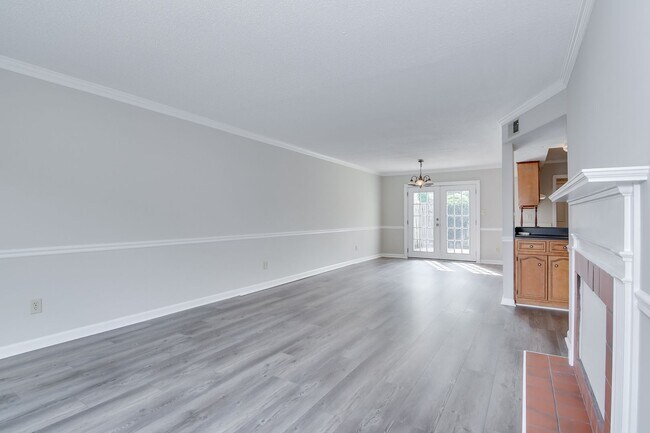Building Photo - 2 Bed Townhouse!