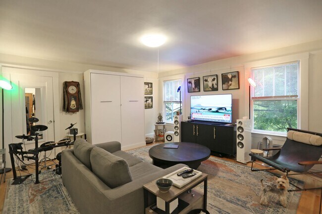 Building Photo - 741 Douglass St