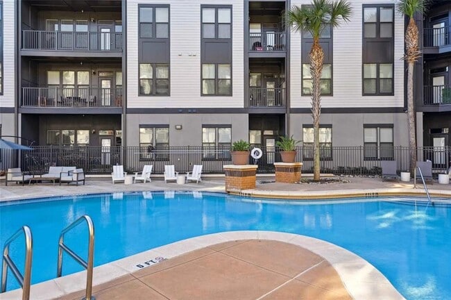 Building Photo - 776 N Orange Ave