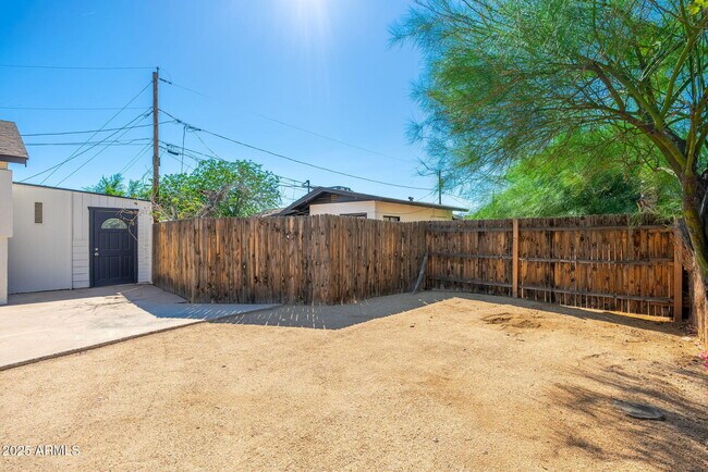 Building Photo - 913 W Highland Ave