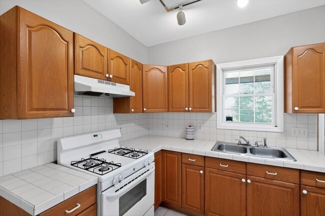 Building Photo - Charming 3BR Duplex in Dunmore