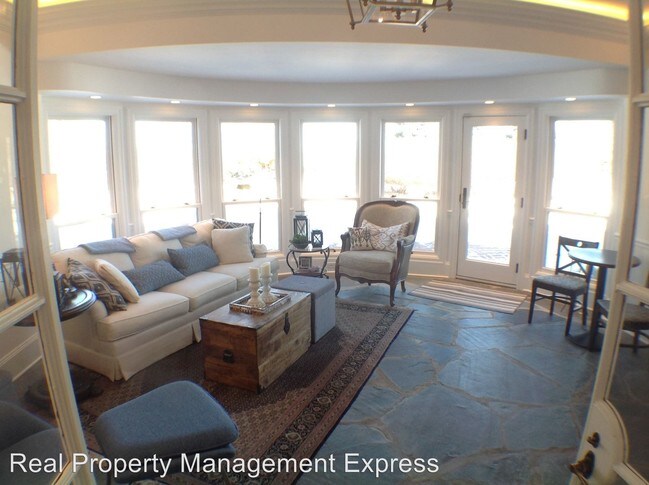 Building Photo - 1 W Penmarch Pl