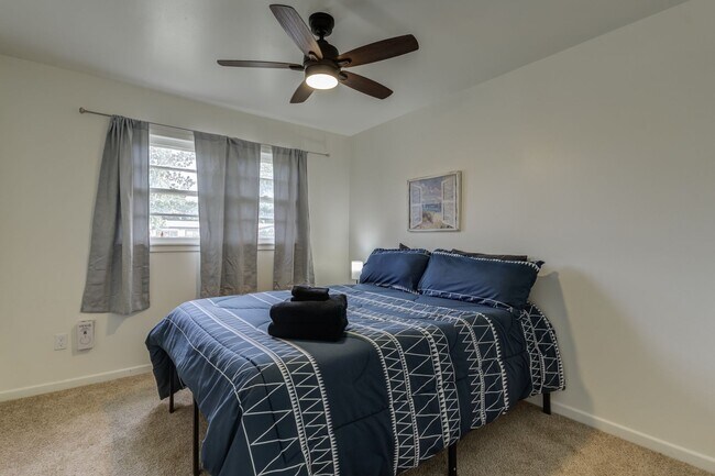 Building Photo - Charming Updated 3 Bedroom