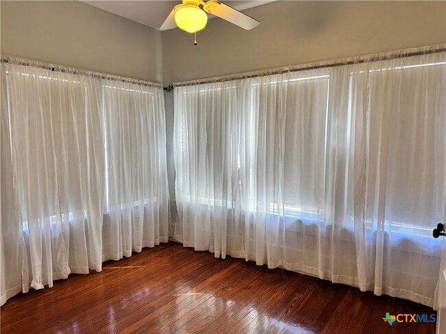 Building Photo - 713 Burleson St