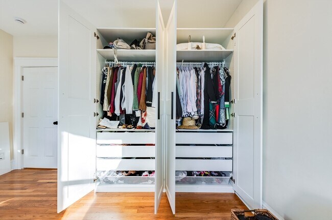 Building Photo - 874 E 2nd St