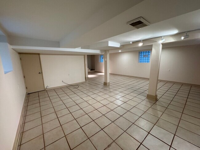 Building Photo - 1822 W Greenleaf Ave