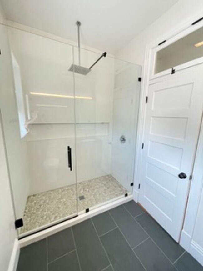 Building Photo - Large tri-level home in excellent condition.  4+ bedrooms, 3.5 bathrooms.