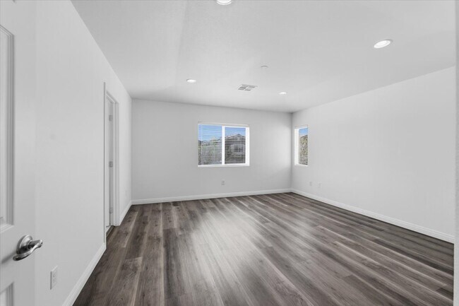 Building Photo - 752 Looking Bear Ct