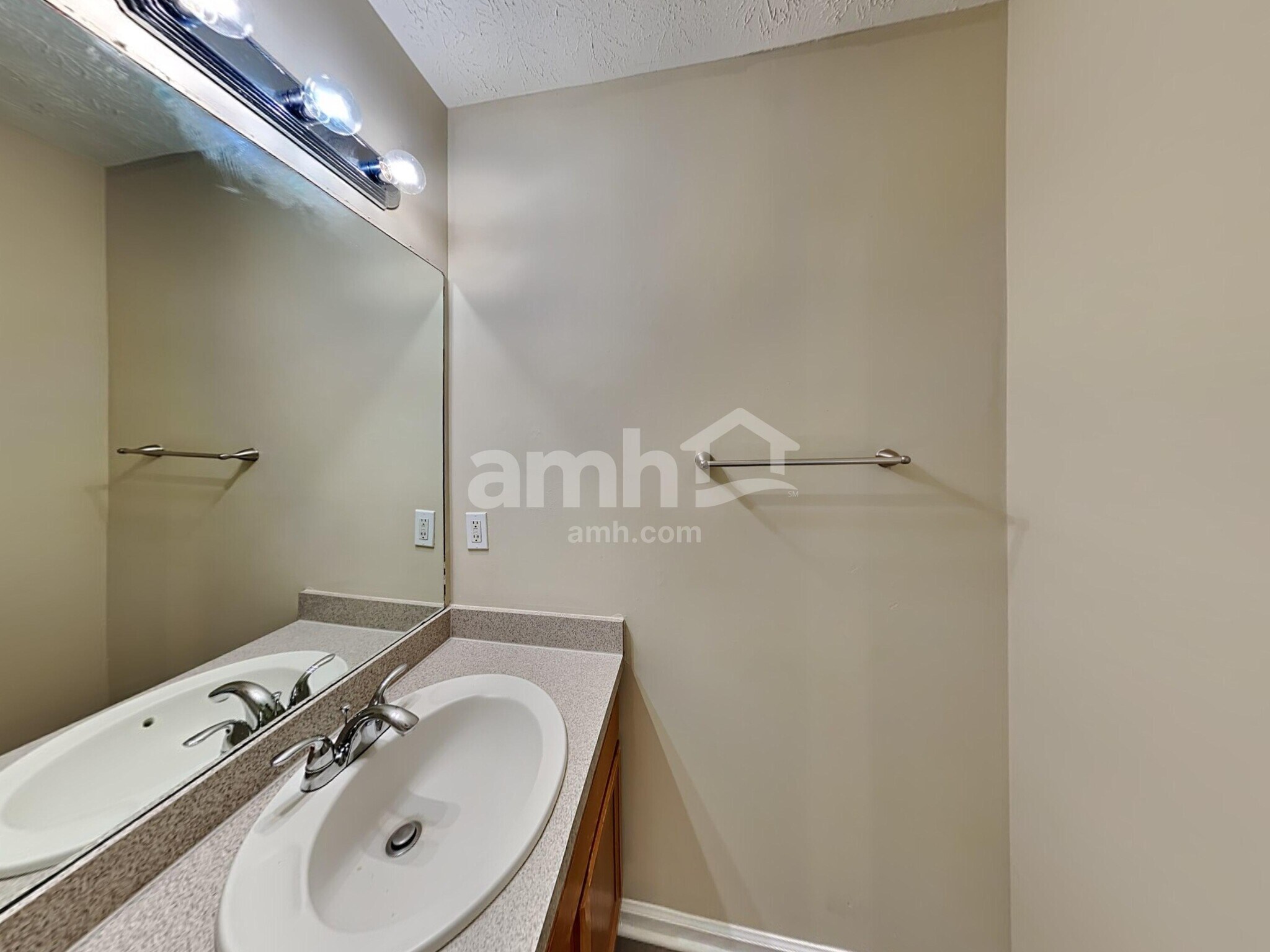 Building Photo - 446 Thornbrooke Dr