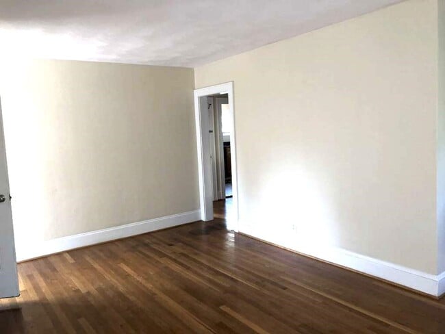 Building Photo - UPSTAIRS DUPLEX