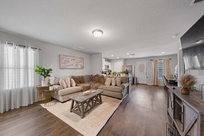Building Photo - Spacious 3-Bed Home with Pool Access, Trails, and Fenced Yard in Converse