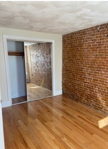 Building Photo - 800 E 3rd St