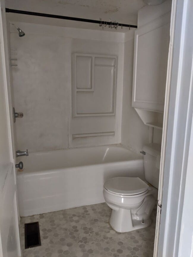 Building Photo - $1250 - 2 Bedroom 1 Bath Home - Heart of the City