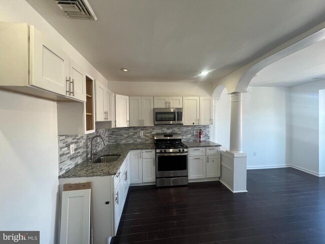 Building Photo - 616 S 60th St