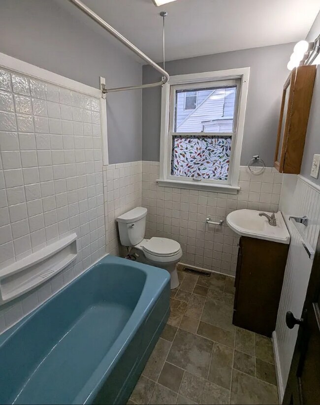Building Photo - Beautiful 4 BR - Cohoes Available NOW!