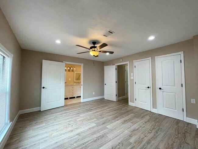 Building Photo - 710 Andover Dr