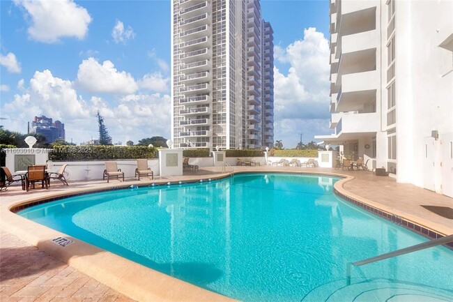 Building Photo - 2715 N Ocean Blvd